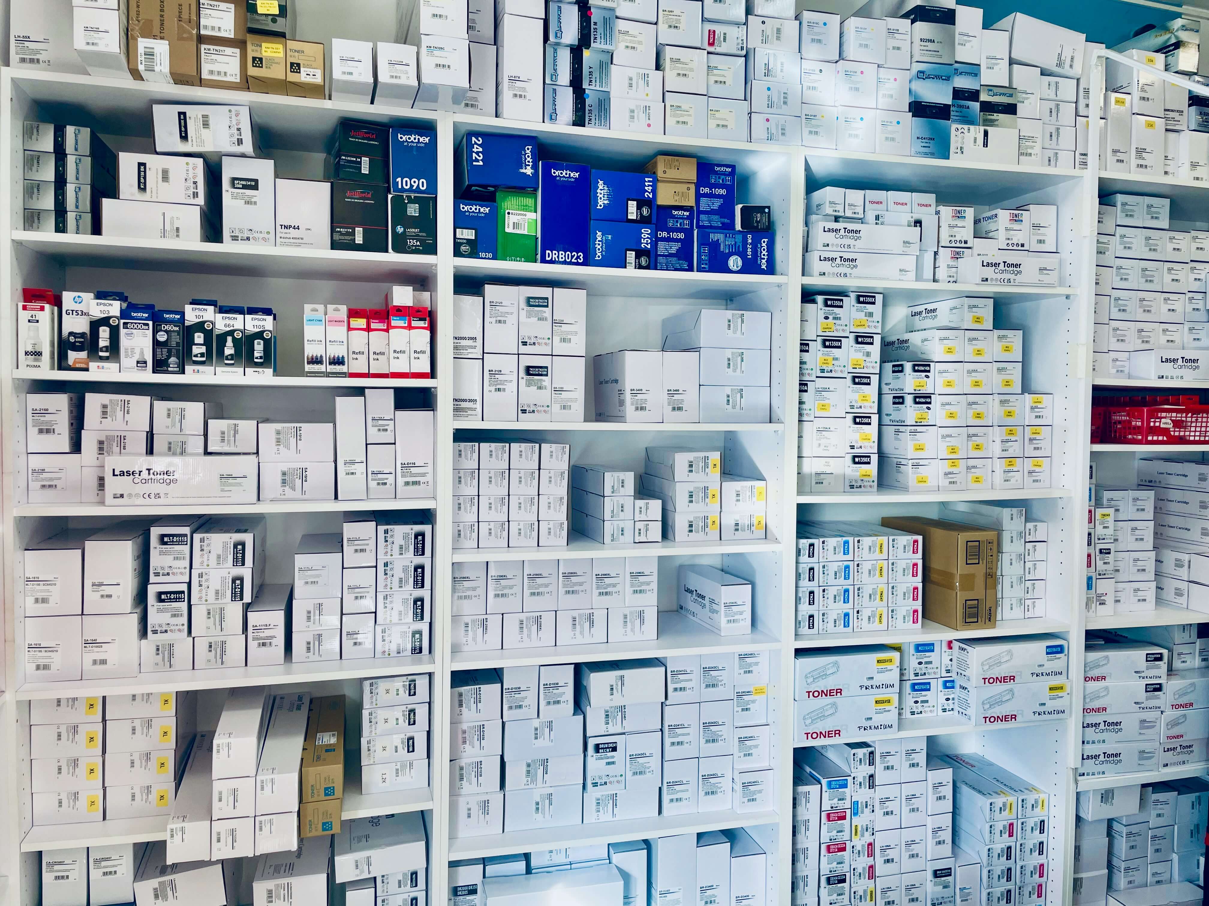 Zapas tonerów na półce